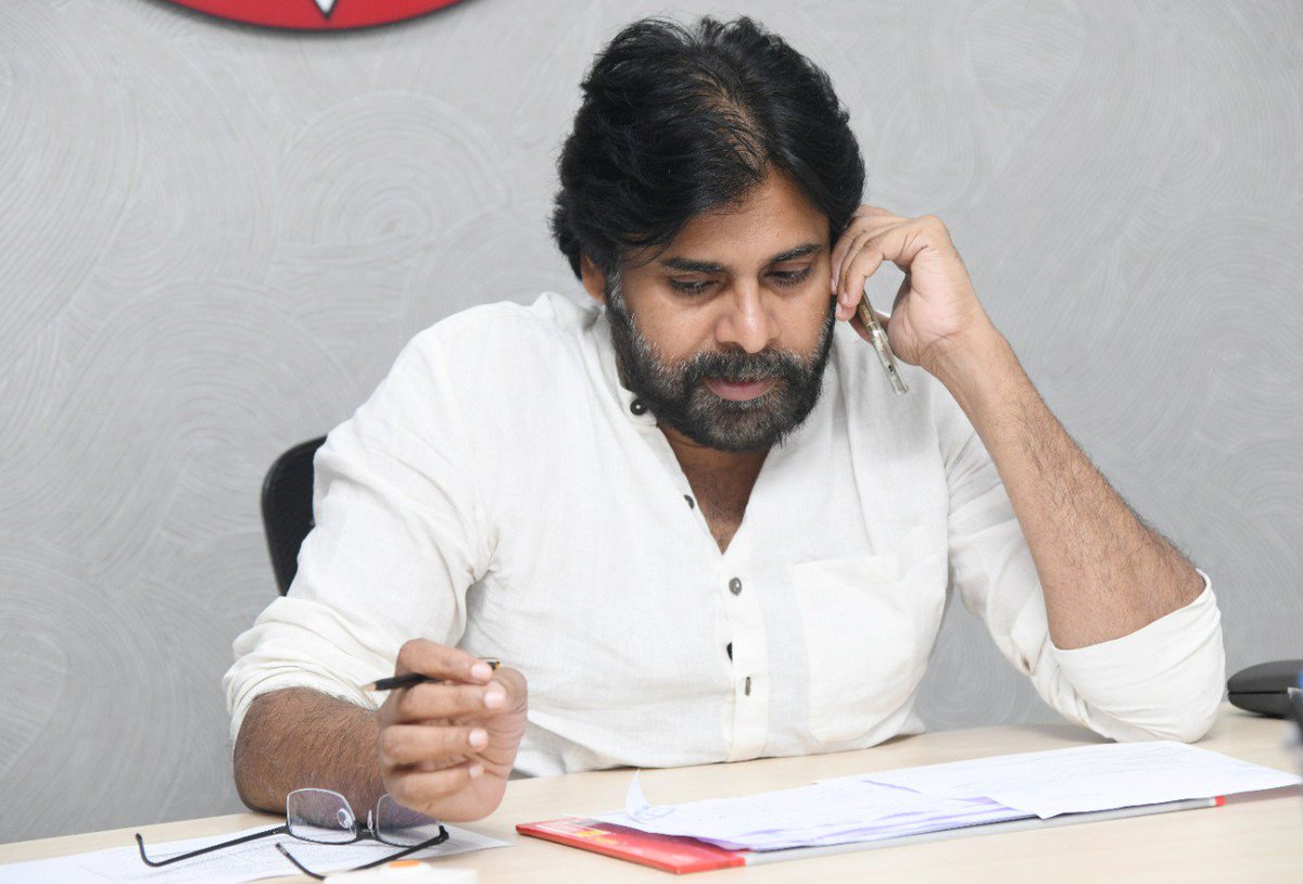 JanaSenaParty's tweet photo. ఇసుక సమస్యపై ఐక్య పోరాటానికి జనసేనాని పిలుపు
#JanaSenaLongMarch against #YSRCPSandPolicy on November 3rd.
#ChaloVizag
#ChaloVisakhapatnam 
Full Album: https://t.co/7A3YUZskyO https://t.co/FpzYVnD4Yp