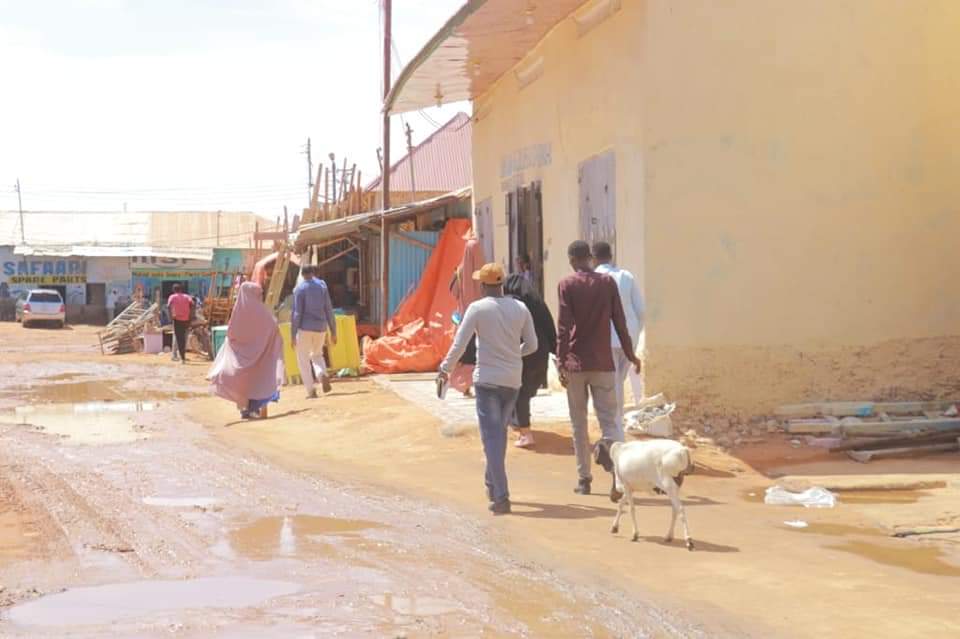 BashiirSuuley's tweet photo. Waa dhallinyarada #Gaalkacyo oo jidadka lugaynaysa kuna guda jira u gurmashada Reer #Beledweyne.
#BeledweyneFloods #PLGurmadkaBaladweyne https://t.co/sZpDNeOIIx