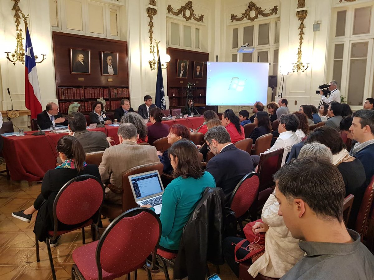Senado_Chile's tweet photo. "Más de 70 personalidades del mundo de la #ciencia y la #Academia participan de la Comisión Desafíos del Futuro del Senado, convocada para analizar y proponer ideas que permitan mejorar el momento que vive la sociedad chilena"
En vivo por https://t.co/s1gbAxLIND https://t.co/1wwfA0rlZq