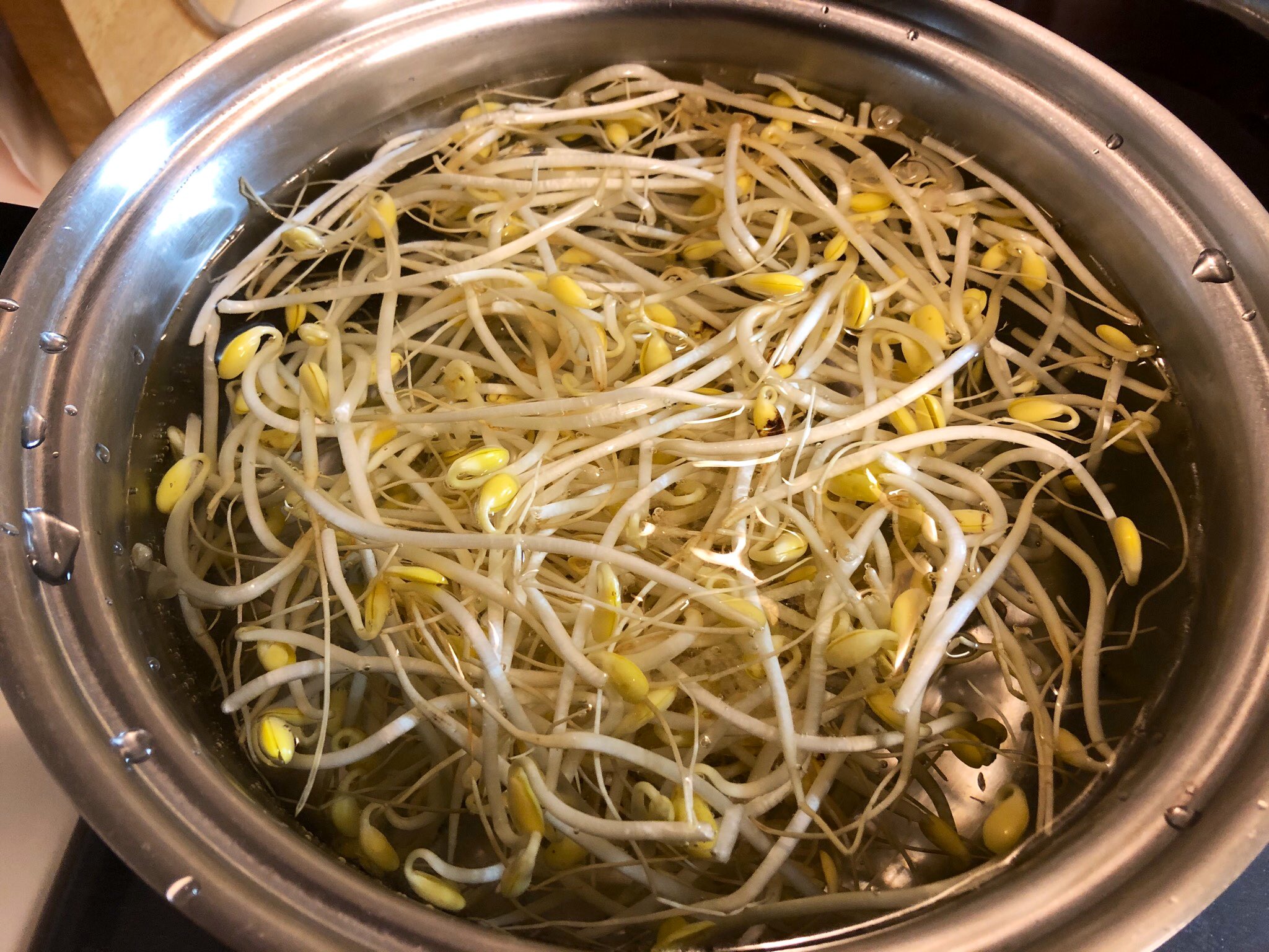 おりえ 今までもやしって熱湯で軽く茹でれば良いものだと思ってたんだけど もやし生産者協会のhp見たら学びがあった 大豆もやしは水から茹でて 沸騰してから1 5分茹でるのがいいんだって 知らなかった これは創味シャンタンと粗挽ブラックペッパーで おりえ 今までもやしって熱湯で軽く茹でれば良いものだと思ってたんだけど もやし生産者協会のhp見たら学びがあった 大豆もやしは水から茹でて 沸騰してから1 5分茹でるのがいいんだって 知らなかった これは創味シャンタンと粗挽ブラックペッパーで