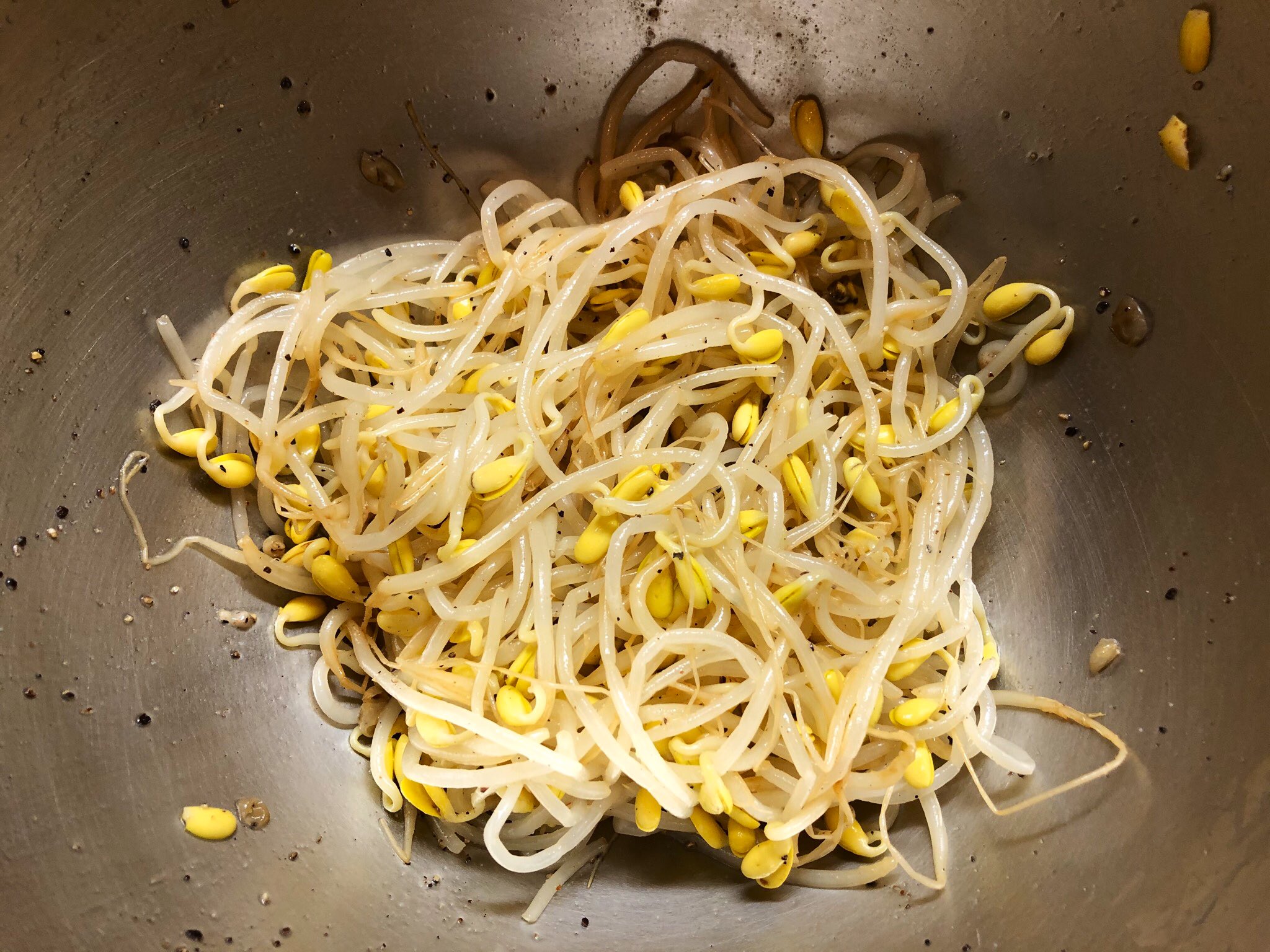 おりえ 今までもやしって熱湯で軽く茹でれば良いものだと思ってたんだけど もやし生産者協会のhp見たら学びがあった 大豆もやしは水から茹でて 沸騰してから1 5分茹でるのがいいんだって 知らなかった これは創味シャンタンと粗挽ブラックペッパーで おりえ 今までもやしって熱湯で軽く茹でれば良いものだと思ってたんだけど もやし生産者協会のhp見たら学びがあった 大豆もやしは水から茹でて 沸騰してから1 5分茹でるのがいいんだって 知らなかった これは創味シャンタンと粗挽ブラックペッパーで