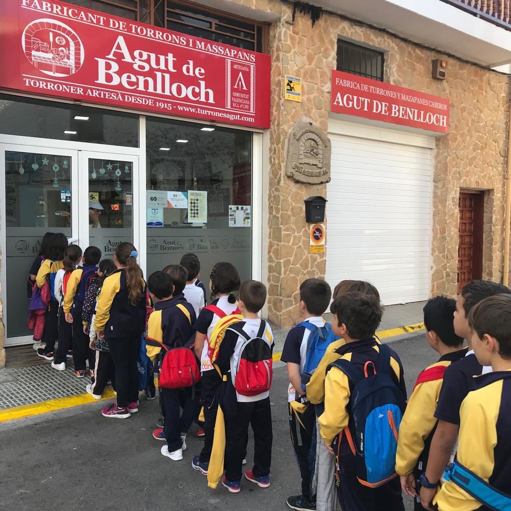 CarmelitasOnda's tweet photo. Els alumnes de Segon de Primària seguint el projecte del xocolate, han visitat la fàbrica de torrons Agut a Benlloch. Visita en la que han vist com se fan diferents torrons de manera artesanal i han pogut provar-los #AcíEstic
#CarmelitasOnda #PrimerCicle #projectexocolate https://t.co/nBURbnqyib