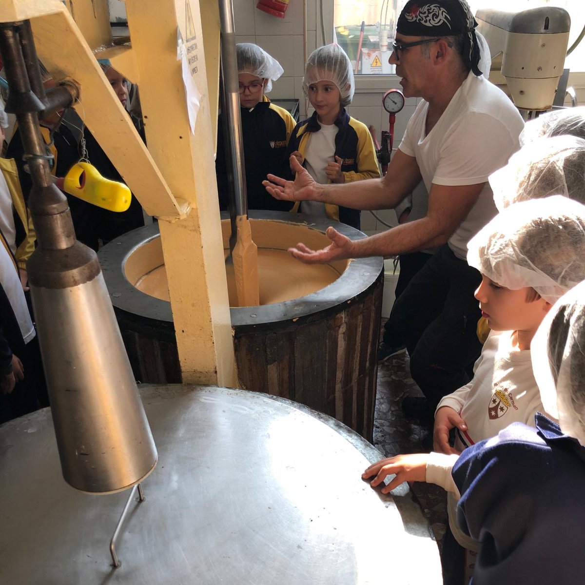 CarmelitasOnda's tweet photo. Els alumnes de Segon de Primària seguint el projecte del xocolate, han visitat la fàbrica de torrons Agut a Benlloch. Visita en la que han vist com se fan diferents torrons de manera artesanal i han pogut provar-los #AcíEstic
#CarmelitasOnda #PrimerCicle #projectexocolate https://t.co/nBURbnqyib