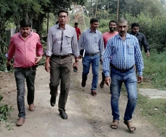 ILatehar's tweet photo. छठ महापर्व को लेकर एसडीओ सागर कुमार,एसडीपीओ वीरेन्द्र राम एवं नगर पंचायत पदाधिकारी अमित कुमार ने लातेहार के छठ घाटों का निरीक्षण किया एवं छठ घाट पर सभी सुविधा बहाल करने को लेकर पदाधिकारियों को निर्देशित किया.
@CMOJharkhand
@prdjharkhand
@dasraghubar
@LateharPolice https://t.co/TBeOw4REAh