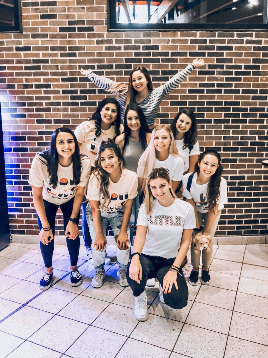 UICAlphaTau's tweet photo. In high tide and low tide, I'll always be by your side.⚓️
Last night was such a BIG moment for so many families!! We love getting to watch our greek families grow!! Only a few more days until our new members are officially sisters of ALPHA TAU!! 💛💚 https://t.co/7UriFalHGi