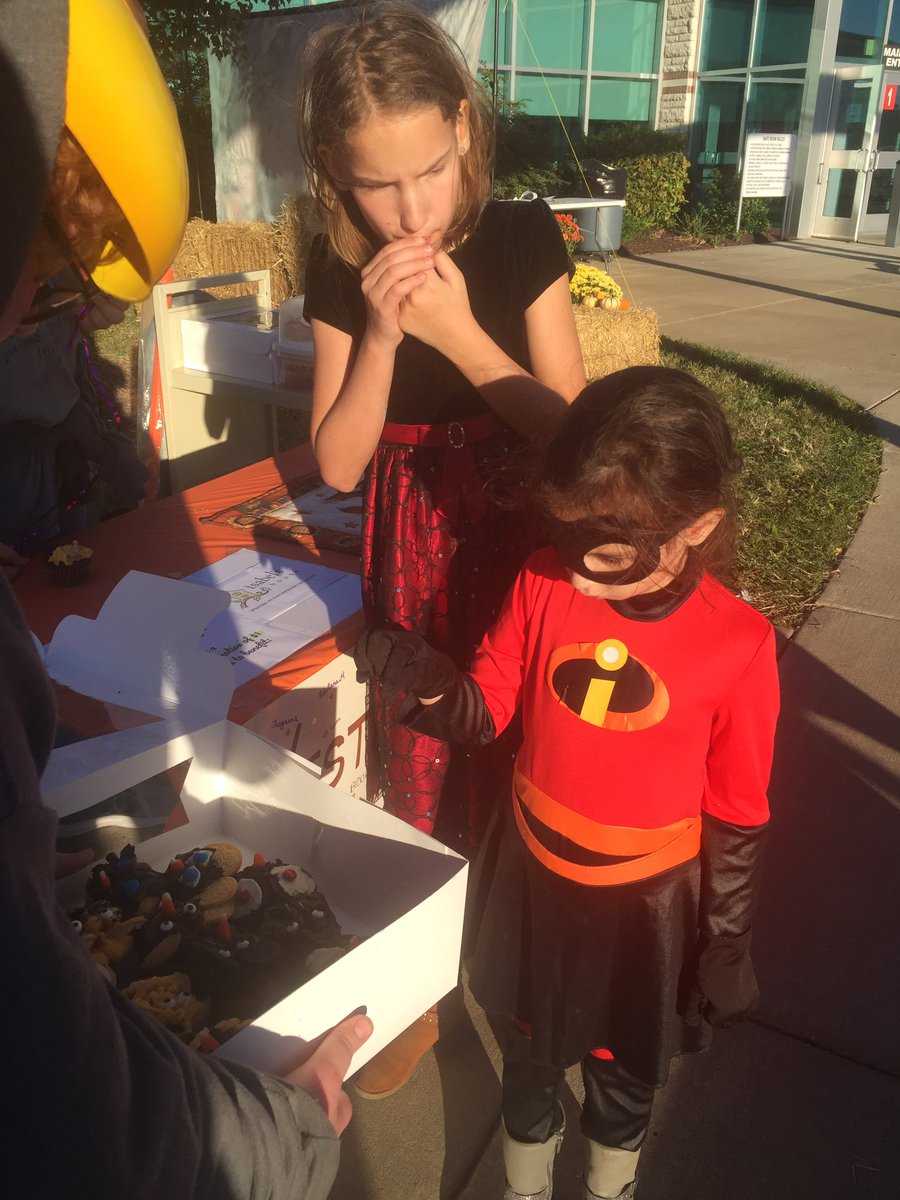 ALittle2664's tweet photo. Westport Cake Decorating Club supports their neighborhood and community! https://t.co/UMdhdTFixn