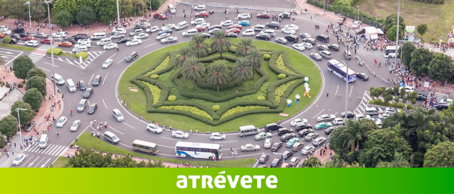 atrevetedial's tweet photo. 🚗 Una pobre atrevida se ha quedado atrapada en una rotonda durante los últimos 2 días 😂 Venga dar intermitente, pero que no hay manera. Al final le sale más a cuenta dejar el coche en medio e irse andando... - @lauradlcalle @atrevetedial ➡ https://t.co/Wflk5tzdZE https://t.co/kStaI92IUR