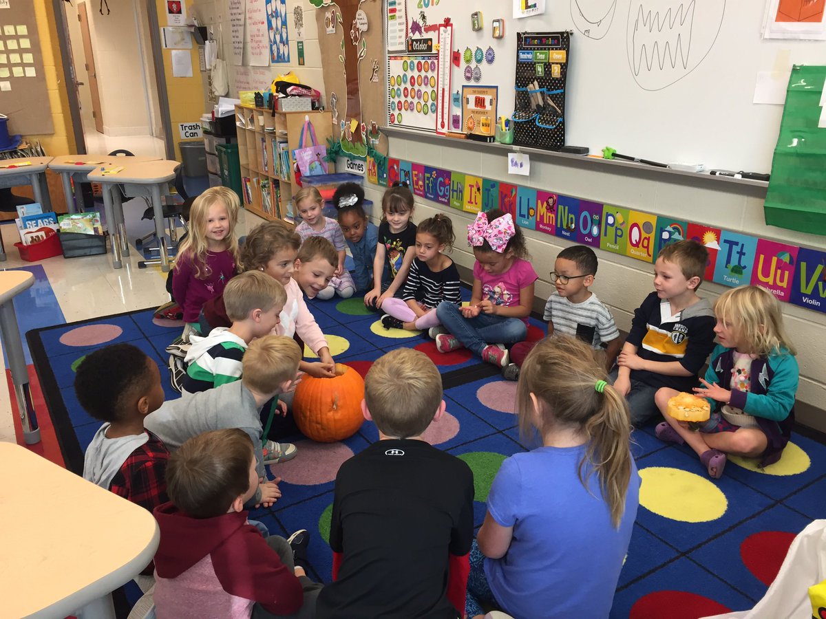 LaFounta1's tweet photo. Use some of our FIVE SENSES to turn a pumpkin into a 🎃 !
#WeLoveEastVincent#ScienceExplorers#HappyHalloween https://t.co/QO5iAknQdm