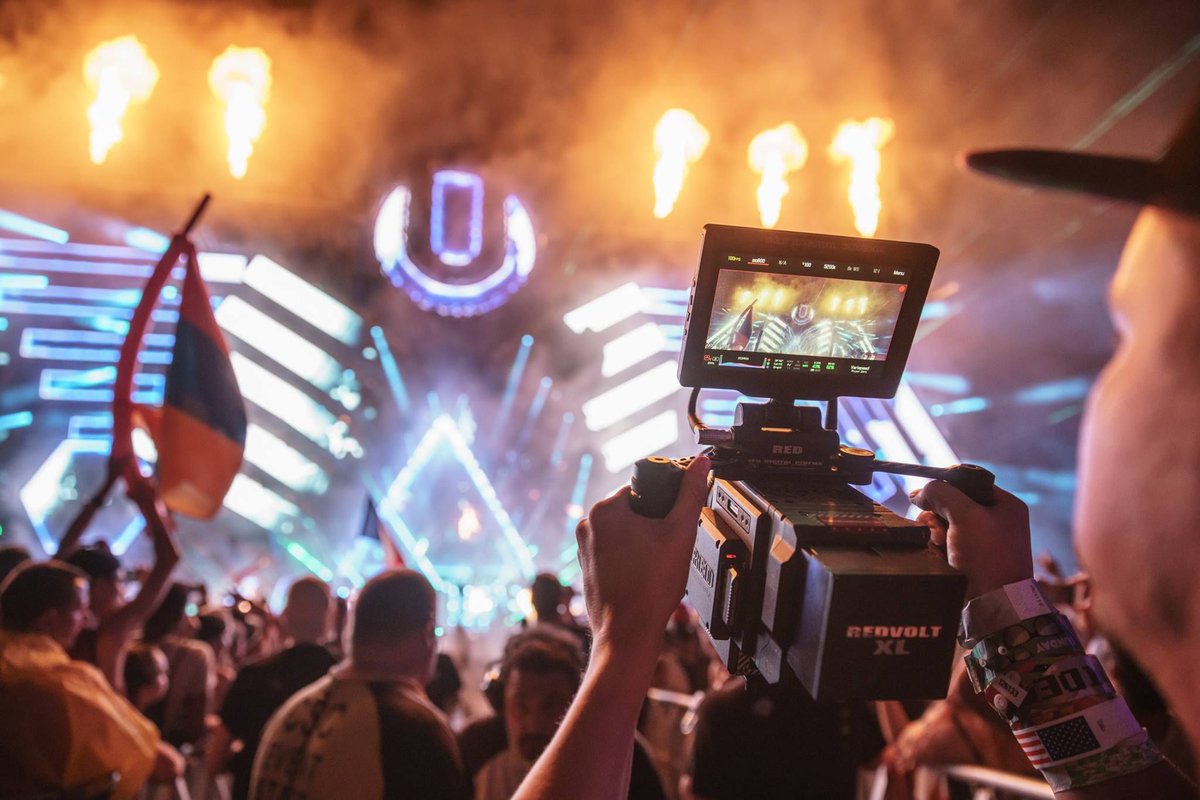 edmtunes's tweet photo. Ever heard of Final Kid? He’s the visionary filmmaker behind @Ultra Music Festival's after movies. Now, a 53 minute-documentary is out, in 4K, detailing everything that goes into making one of his epic recap videos. 🎥
#MiamiLights #UMF #FinalKid
Watch: https://t.co/etCxVJsdJT https://t.co/YcnMg1jVhD