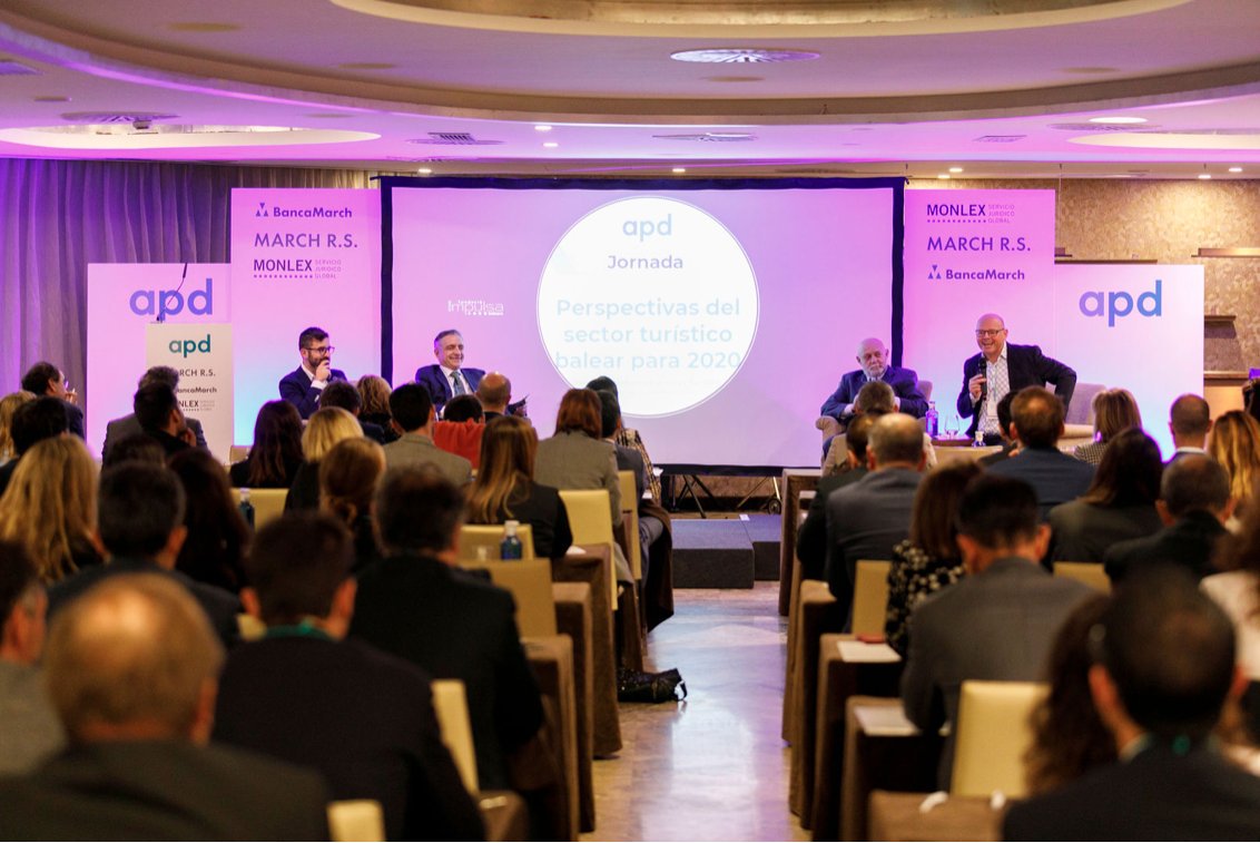 APDasociacion's tweet photo. ¿Cómo se dibujan las #Perspectivas2020 del sector turístico balear? La 5 claves de la mano de los 🔝 mejores expertos en nuestra crónica 🗞️ https://t.co/lWBc8GfH9g. Con el apoyo de @bancamarch @MonlexAbogados y #MarchRS #ExperienciasAPD. https://t.co/uJTParHvIi