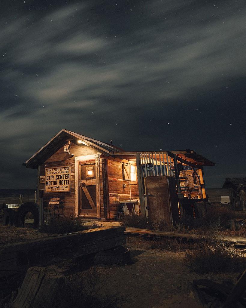 Bienvenidos/as a Cisco. Habitantes: 1. (Bueno, además de los fantasmas, claro.) 👻 

¿Crees que serías lo suficientemente valiente para pasar la noche en este viejo pueblo fantasma de Utah (EE.UU.)?