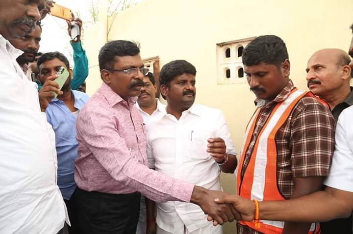 MpThol's tweet image. அக் 27 :

நிலவுக்கும் &amp;amp; செவ்வாய்க்கும் செல்ல தொழில்நுட்பங்கள் உள்ளன!

ஆனால் ஆழ்துளை கிணற்றில் விழும் குழந்தையை மீட்க உரிய தொழில்நுட்பங்கள் இல்லை!.

இது ஓர் வெட்கக்கேடு!

-தலைவர் தொல் திருமாவளவன் MP

ns7.tv | ##TholThirumavalavan | #SaveSujith | #PrayForSujith