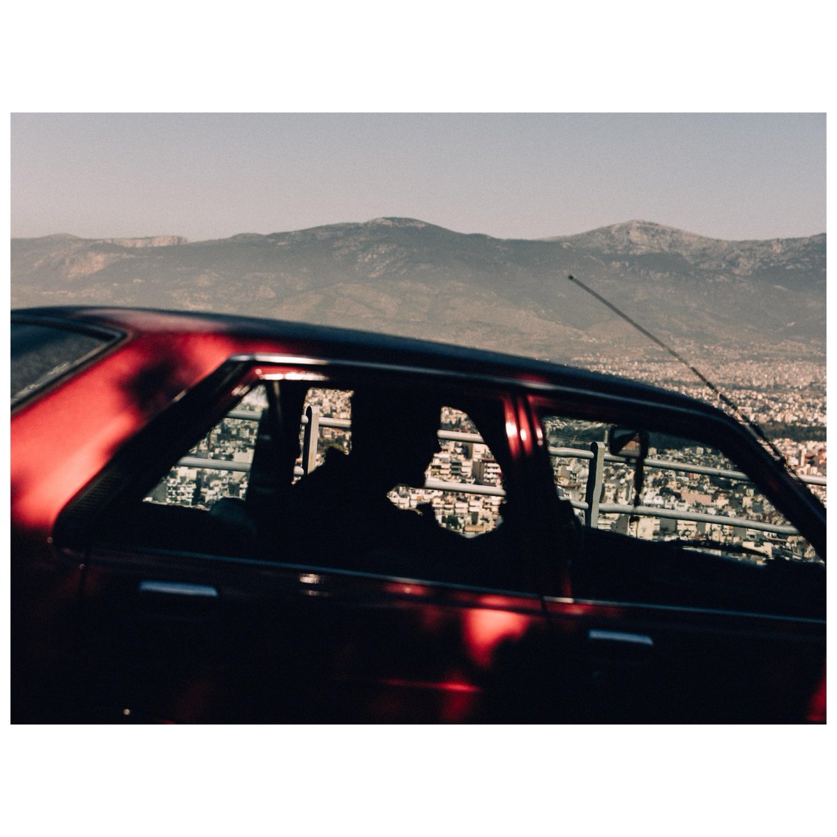 Athen • 2019 • Foto: R. Lawrence •

Mein geliebter Datsun Sunny. Er hat uns quer über den Peleponnes und zweimal von Athen bis nach Skopje gebracht, ehe er bei Thessaloniki den Geist aufgab. Weitere Bilder gibt‘s im Fotoband zum ATHEN-Album: maxherre.de

Euer Max