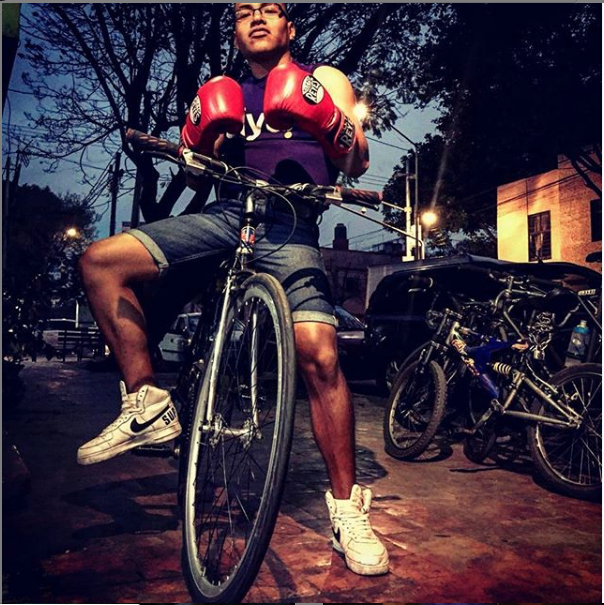 BicitlanRadio's tweet photo. Pedalean por un sueño. Gracias a su trabajo como bicimensajeros Javier Ibarra, Ernesto “Panterita” Dianzo, y Struendo García pueden dedicarse a sus otras pasiones: la escritura, el boxeo y la lucha libre. Hoy en Bicitlán Radio, por @Reactor105 , 4 pm, nos contarán sus historias. https://t.co/Ss3fGGSKCr
