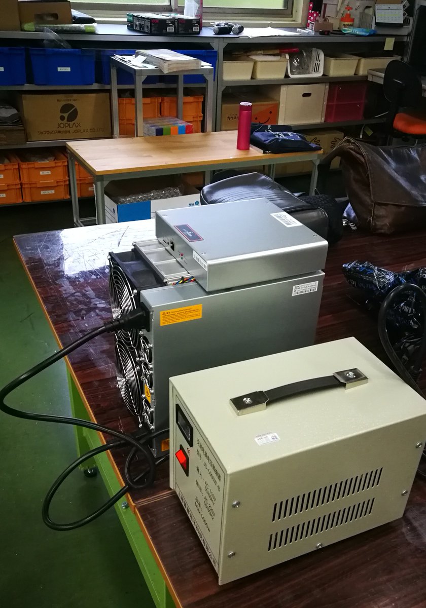 sha_plus's tweet photo. ビットメイン社の最新機種を日本に輸入して岐阜県美濃加茂市の工場で稼働してみました。一番安い中部電力の高圧電をキュービクルで200Vの低圧にしており、トランスアップ変圧器なしても安定稼働できました。けど、電気代単価は高く採算合わないことが分かった。はやり安心感の対価が高すぎる！ https://t.co/GGsMYcC89r