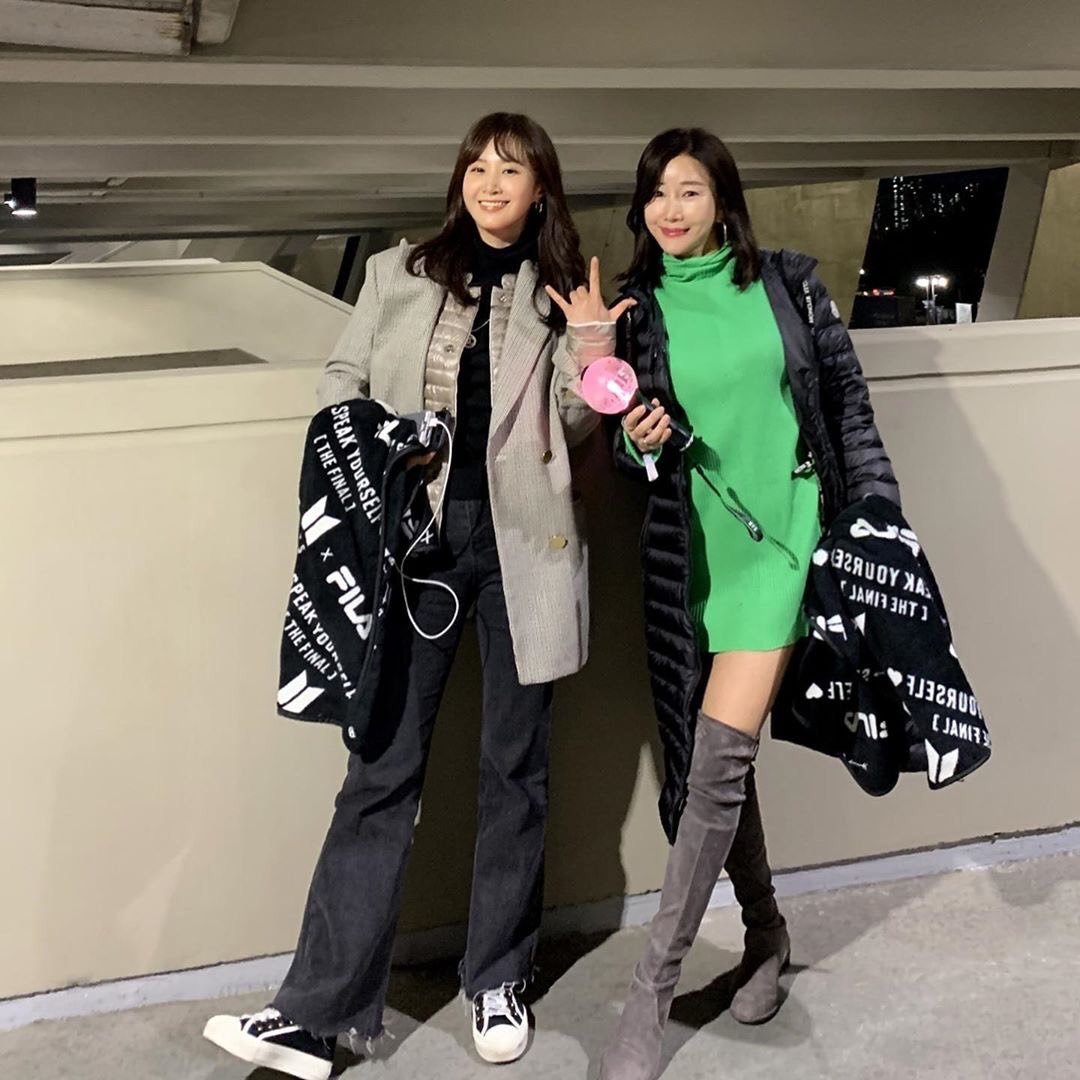 lovlysprings's tweet photo. [📸]

Lee Jiwon (CEO dari Lepisode &amp; Murren) posting foto di IG bersama dengan SNSD Yuri yang hadir di konser BTS Speak Youself sambil megang  ARMY Bombs

��https://t.co/7TyCq7eaSD

#방탄소년단 #BTS @BTS_twt https://t.co/WB6nH4XP5N