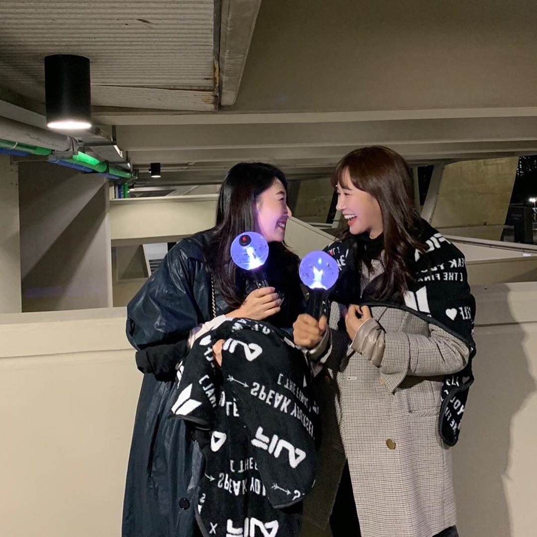 lovlysprings's tweet photo. [📸]

Lee Jiwon (CEO dari Lepisode &amp; Murren) posting foto di IG bersama dengan SNSD Yuri yang hadir di konser BTS Speak Youself sambil megang  ARMY Bombs

��https://t.co/7TyCq7eaSD

#방탄소년단 #BTS @BTS_twt https://t.co/WB6nH4XP5N