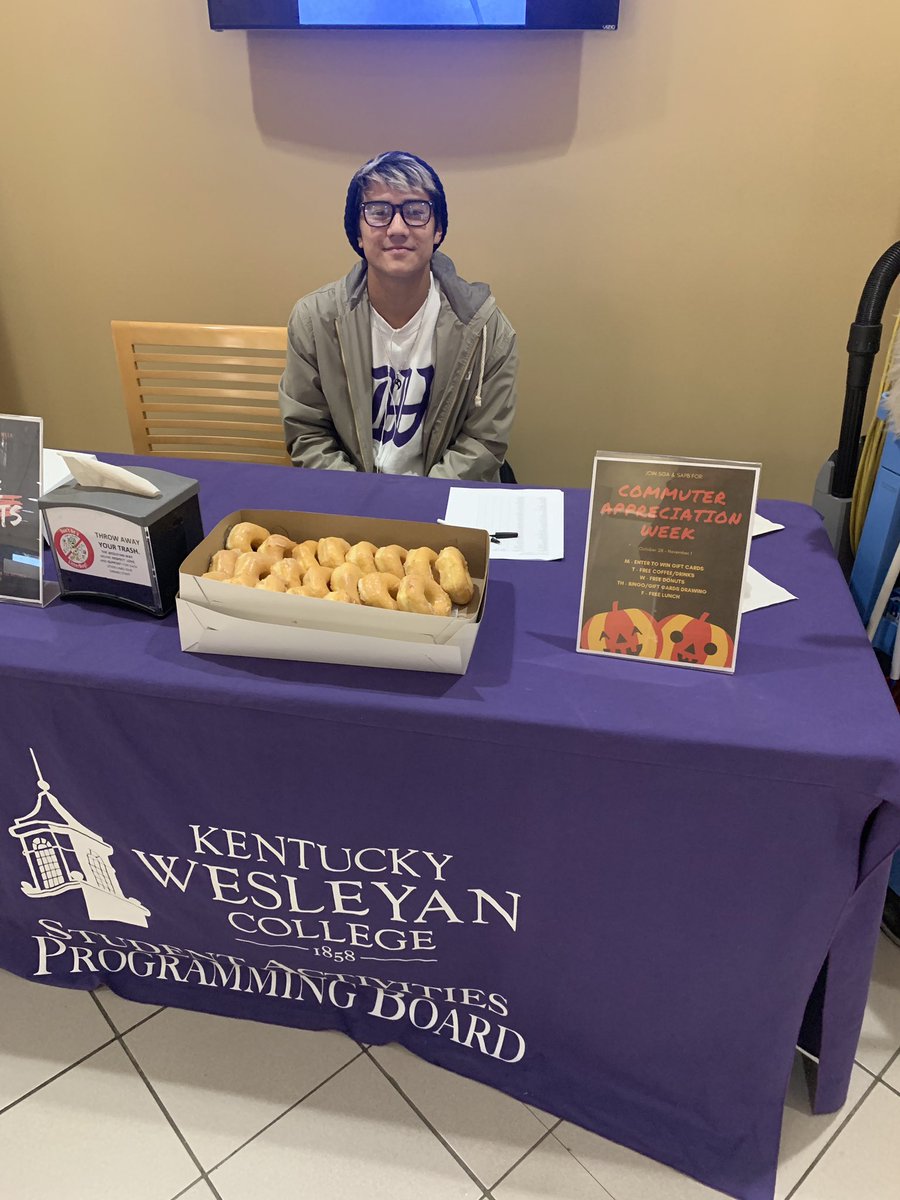 COMMUTERS come get your free donuts 🍩 🍩🍩

9-11 in the Rotunda