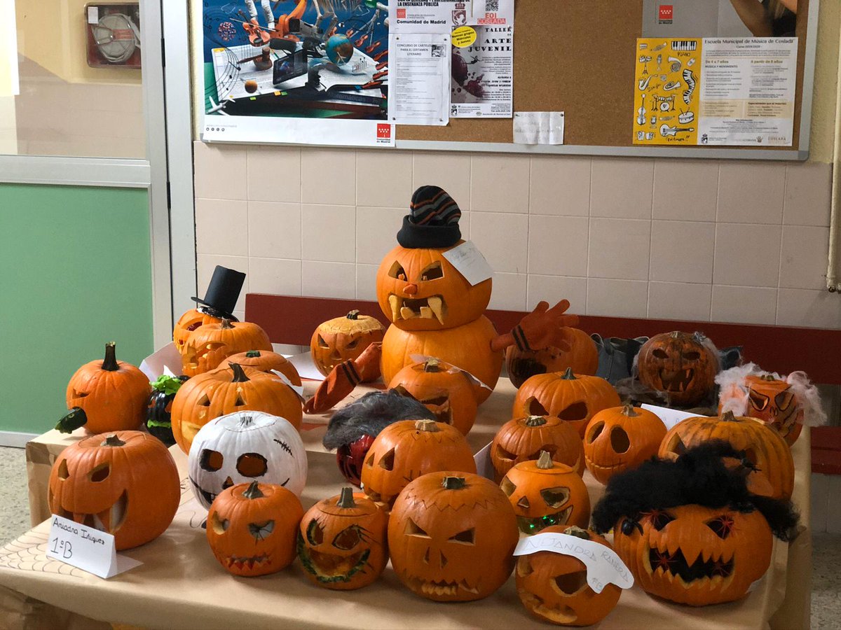 Arantxa25988258's tweet photo. Felicidades a Mario Alba y Jorge Beas por sus calabazas de Halloween. Bonita iniciativa del Dpto de Inglés. https://t.co/5QlUYwdvrz