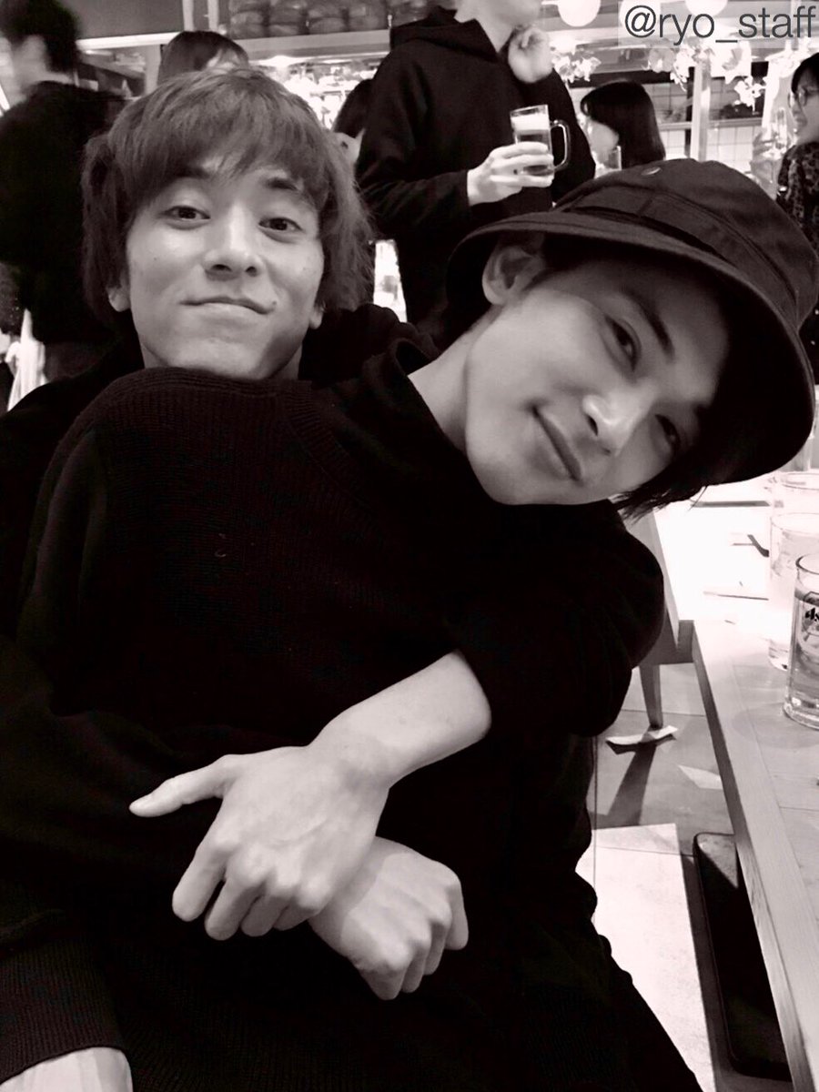 ryo_staff's tweet photo. そして吉沢写真展にて今夏全国6カ所でお世話になったhmv museumさんで、11月より初のハンサム写真展が開催決定とのこと📸ライブ前に是非チェックしてくださいね。卒業生吉沢も写真展では見切れていますように🙏✨
新人ハンサムの皆さんも松島先輩もライブがんばってください😊
https://t.co/YiwPEMOIQ1 https://t.co/sFOHvyWU71
