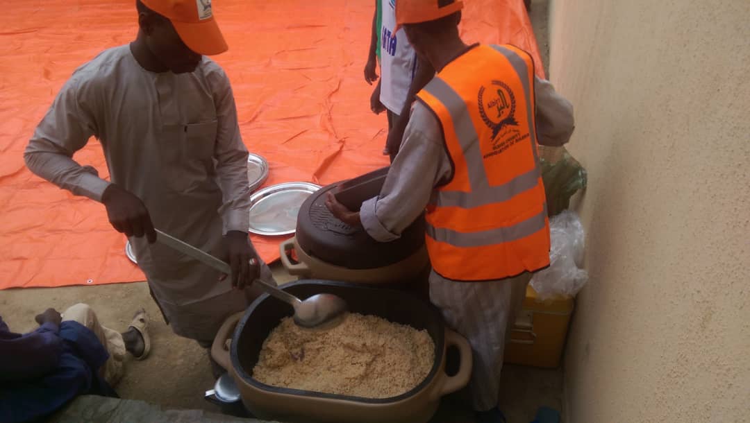 AlbirrCharity's tweet photo. الفريق الميداني لجمعية البر الخيرية بنيجيريا أثناء تجهيز صفرة الإفطار الجماعي في شهر رمضان المبارك 1440هجري https://t.co/xUbFwTG3vn