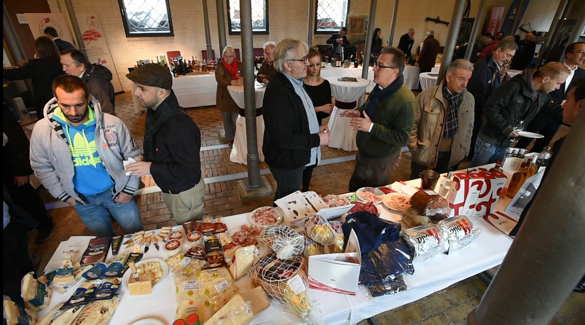 Collisioni's tweet image. Grazie alla collaborazione con Associazione #DEDITUS e Consorzio #CastelmagnoDOP, parteciperemo ai molteplici eventi che si terranno a #Berlino dal 7 al 12 novembre❗️
🤩 Giornate ricche di #eventi nei quali presenteremo i RE del Piemonte: 🍷Barolo Docg e🧀Catelmagno DOP!