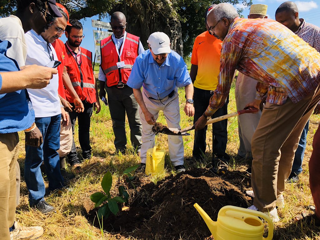 KenyaRedCross's tweet photo. Tree planting exercise to cap off the visit by our partners @QRCS to the construction site of #LamuInnovationLab. The lab is expected to completed by early 2020
#Innovate4good #Innovate4change https://t.co/fffFzC648C