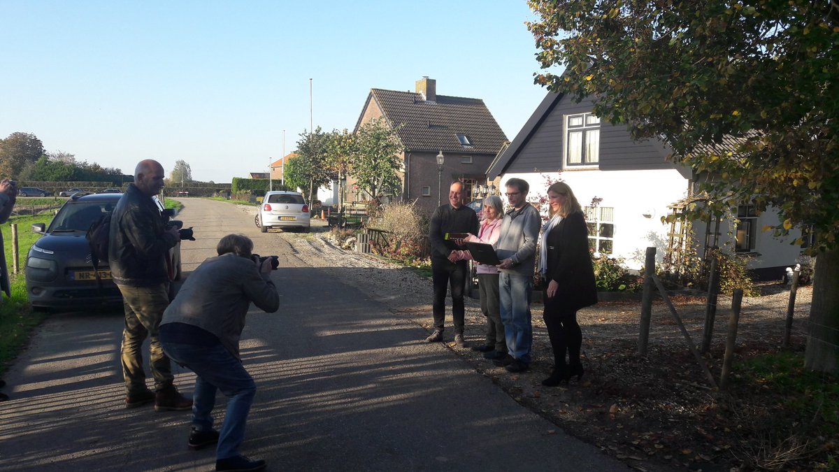 EricWijnacker's tweet image. De eerste woning in #asch is vandaag aangesloten aan de glasvezel. Morgen in @dgrivierenland