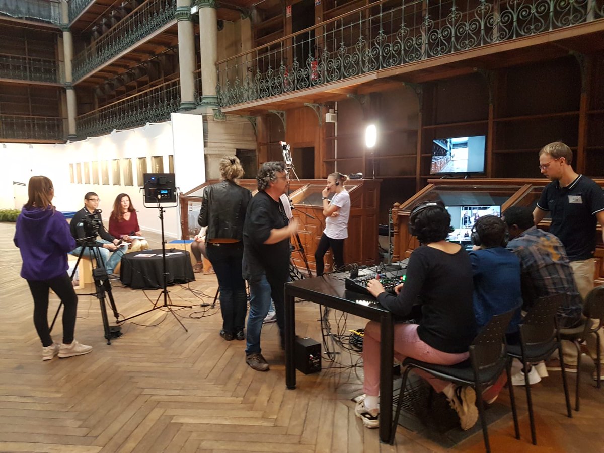 maison_image's tweet photo. Ouverture du Mois de la Photo, sur les Murs et frontières avec Xavier Blondeau, photographe et Cristina Del Biaggino, chercheuse sur les questions migratoires. Plateau animé par Nour et Nathalie. #studio97 #mdp2019 #medialab #mursetfrontieres #grenoble https://t.co/R4DX21F0UX