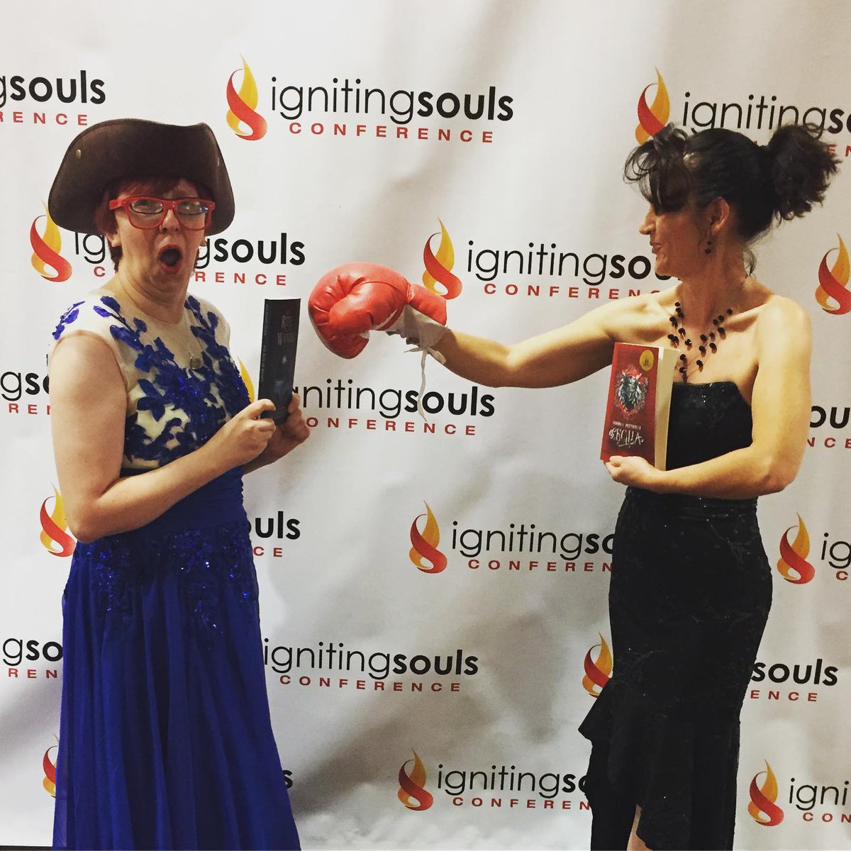 MackenzieFlohr's tweet image. This is me, finding ways to be silly even if it IS taking place on the red carpet. #ISC19 With @SLRostirolla.