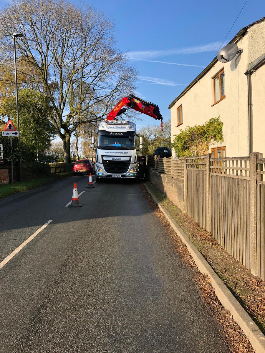 AaronJDainty's tweet photo. Bit of teamwork this morning whilst moving a oil tank in a garden #DAF #daftrucks #hiabwork #TMC #Truckandmarinecranes https://t.co/Vz6qxmzO7a