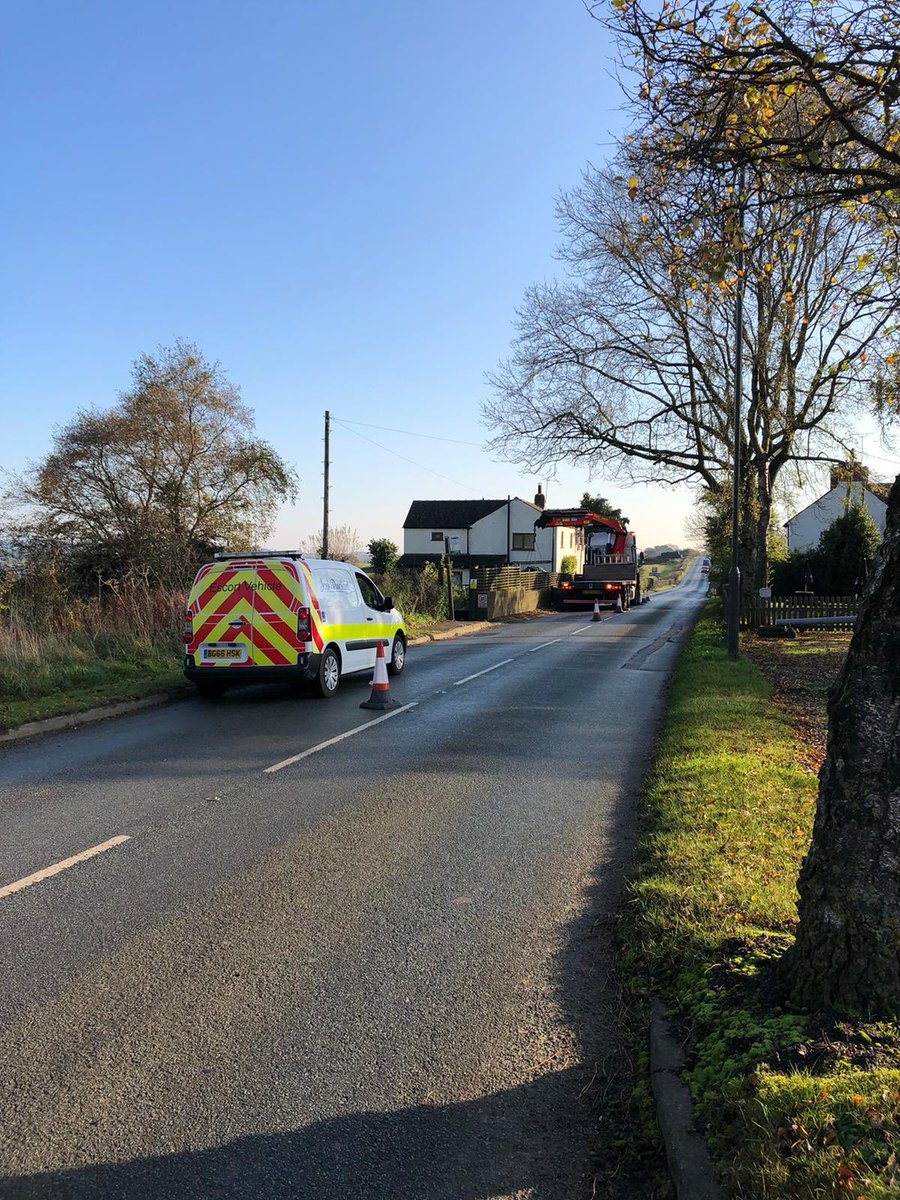AaronJDainty's tweet photo. Bit of teamwork this morning whilst moving a oil tank in a garden #DAF #daftrucks #hiabwork #TMC #Truckandmarinecranes https://t.co/Vz6qxmzO7a