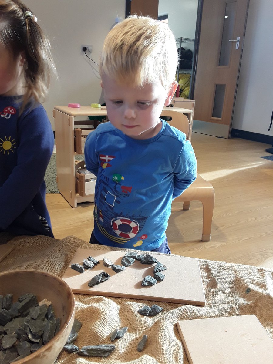 AshbridgeMaxy's tweet photo. #OwlsAtMaxy are engaging in the provocation activity set out for them to explore.They are forming patterns with the stones and critically thinking about different shapes. "I made a circle" "I used lots of stones" #CharacteristicsOfEffectiveLearning #ShapeSpaceMeasure #EYFS https://t.co/MAVa4FtWSV