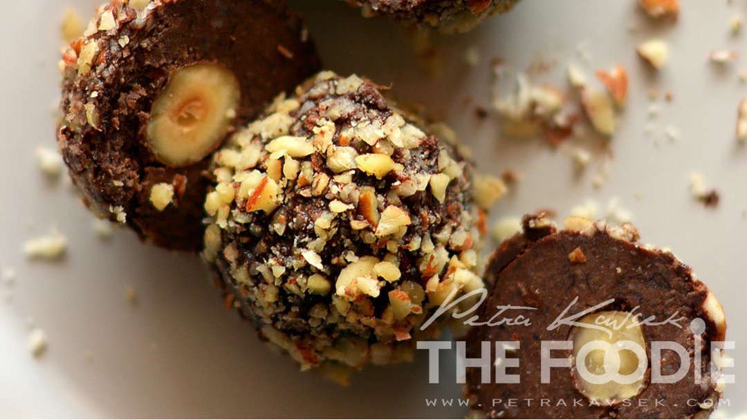 “FERRERO ROCHER” BLACK BEAN BALLS Just like the real thing, but full of nourishing ingredients. The well known crunchy coating, and smooth soft chocolate on the inside dipped in #chocolate and hazelnuts 😋
FULL RECIPE 👉bit.ly/34dAH2Z
#Vegan #plantbased #recipes #dessert