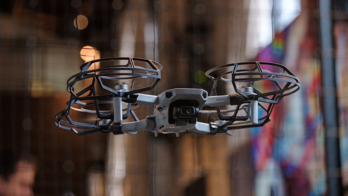 TekOpdet's tweet photo. Konpayi @DJIGlobal soti dènye dròn li ki rele #MavicMini. Yo pa mete li nan kategori pwofesyonèl men pou moun ki ta enterese fè yon izaj pèsonèl. Dènye modèl sa peze 249g, li ka vole pandan anviwon 30 minit, li transmèt siyal videyo jiska 4km. Pri a kòmanse apati de USD399. https://t.co/BlEHUMRf7R
