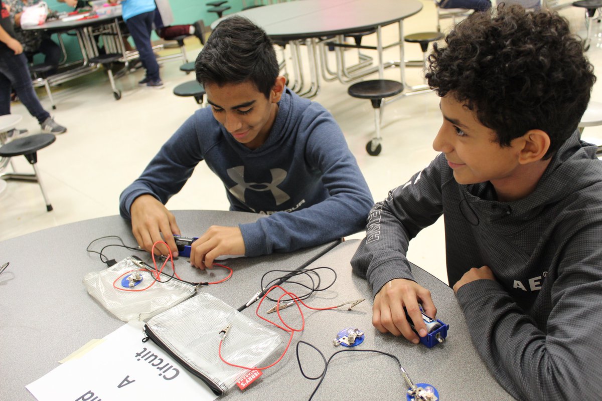 WCSchools's tweet photo. @vpmiddle's STEAM Night focused on science, technology, engineering, art and math activities for students and their families to explore. 

The event introduced students to different STEAM phenomena, including robotics, pottery making, electrical circuits, and more! #OneWhitfield https://t.co/xsHAEzKBeF