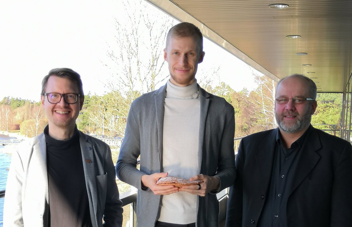 NuoretKotkat's tweet photo. Roni Back @RoniBackYT sai tänään Nuorten Kotkien Lapsitekopalkinnon! Suosikkitubettaja palkittiin, koska hän käsittelee nuorten elämään vaikuttavia kysymyksiä ja tärkeitä teemoja yleistajuisesti ja positiivisesti. Onnea Roni! #roniback #lapsitekopalkinto https://t.co/1BIoCZ7eUh