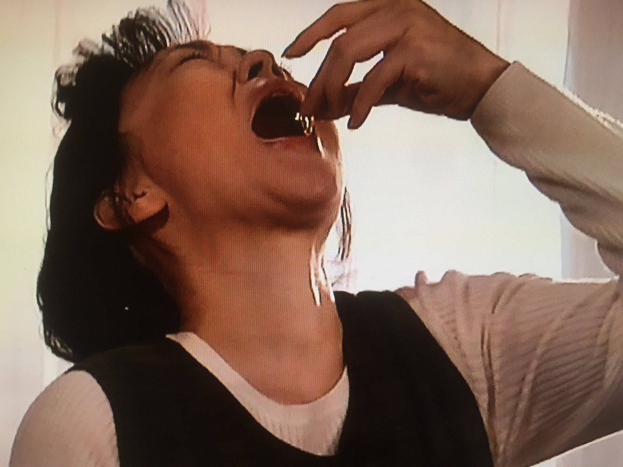 不覚悟 牡丹と薔薇 川上麻衣子が 北原佐和子が神保悟志に贈ったダイヤを飲み込んで 美味しい 美味しい アハハハハ 美味しいわあ 狂っとる T Co 0za5jhpge5 Twitter