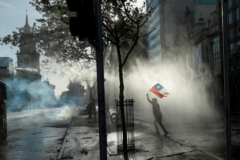 ReutersLatam's tweet photo. Gobierno de Chile cancela la organización de las cumbres de APEC y COP-25 por protestas https://t.co/ANE413nb95 https://t.co/VJ4M33SGkP