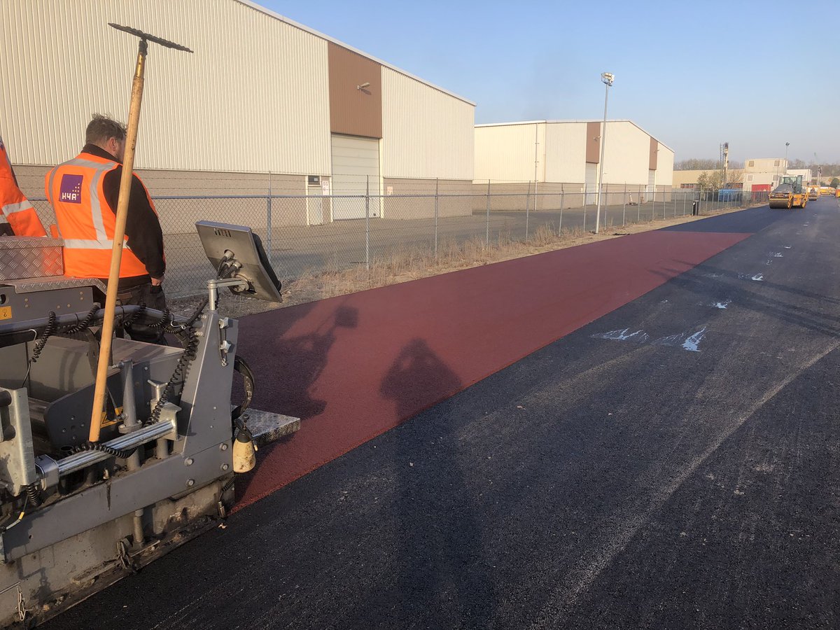 martijn75V's tweet photo. Vandaag de leggen we een #Bioway proefvak aan in het rood. https://t.co/axzf2N0pSp