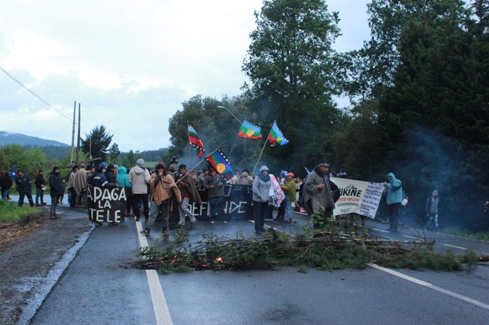 KitusOnline's tweet photo. [#WallMapu] La comunidad Mapuche del Lof Külche Mapu en la Región de los Ríos se autoconvocan y realizan corte pacifico de camino internacional Ruta CH-203 con cacerolas y trawün (asamblea) sumándose así a las multitudinarias manifestaciones en todo Chile. https://t.co/fS8DcwQFTi