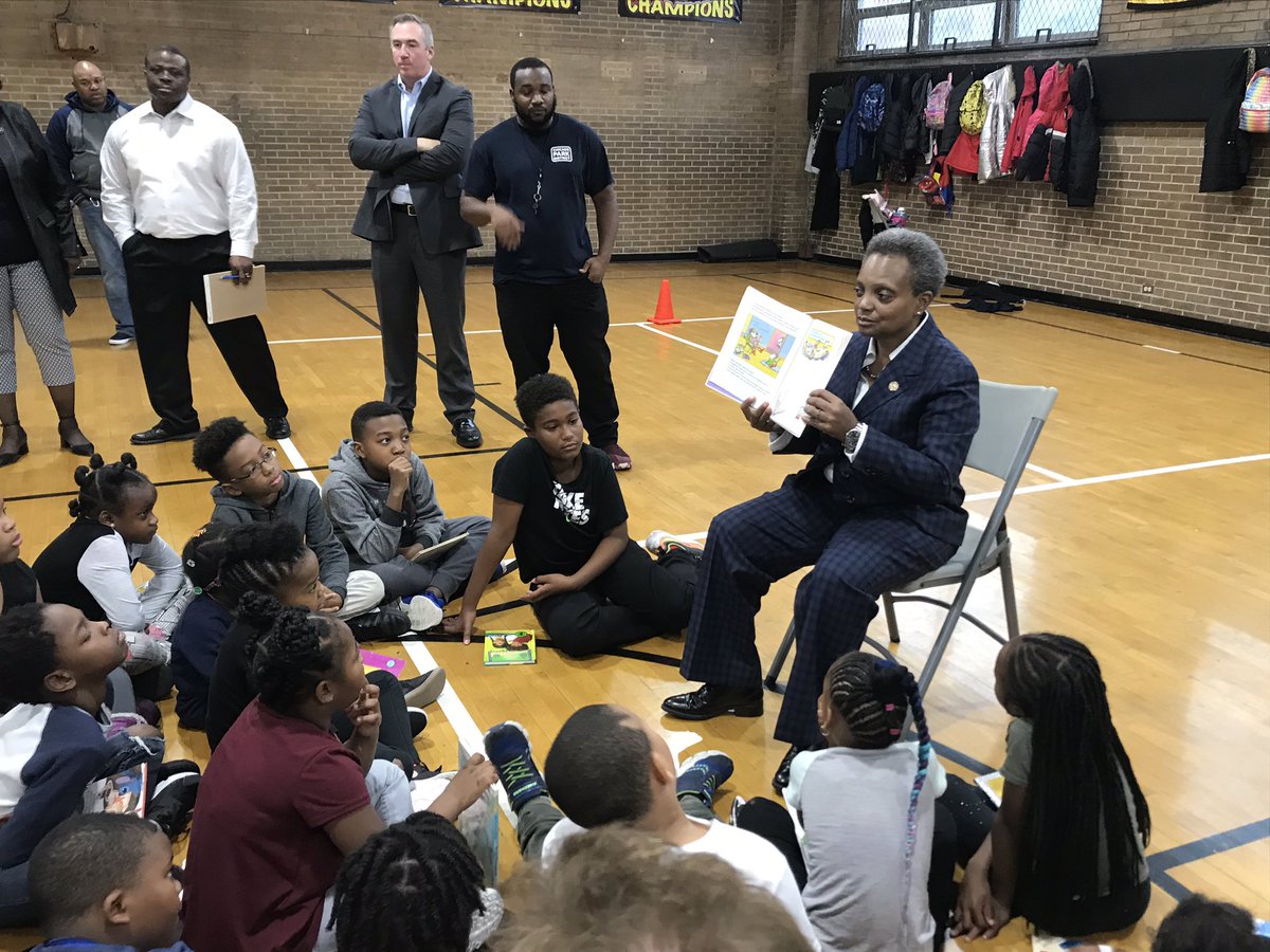 Mayor Lori Lightfoot is reading Lilly’s Purple Plastic Purse to children on the South Side on the 10th day of the @CTULocal1 teachers strike.