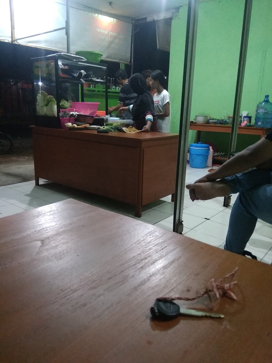 chintunk11's tweet photo. Njajal mergo Ra enek warung buka https://t.co/96JJJx0Kuy