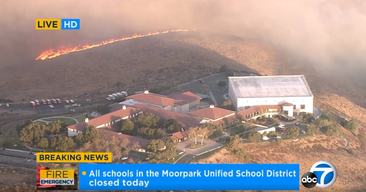 CAFireScanner's tweet photo. #EasyFire (Simi Valley) - View of the fire getting closer to the Reagan Library from the stream @ https://t.co/uTOL37dUsF - looks to be 5-10 engines there already. https://t.co/3HEIcAZ2Fs