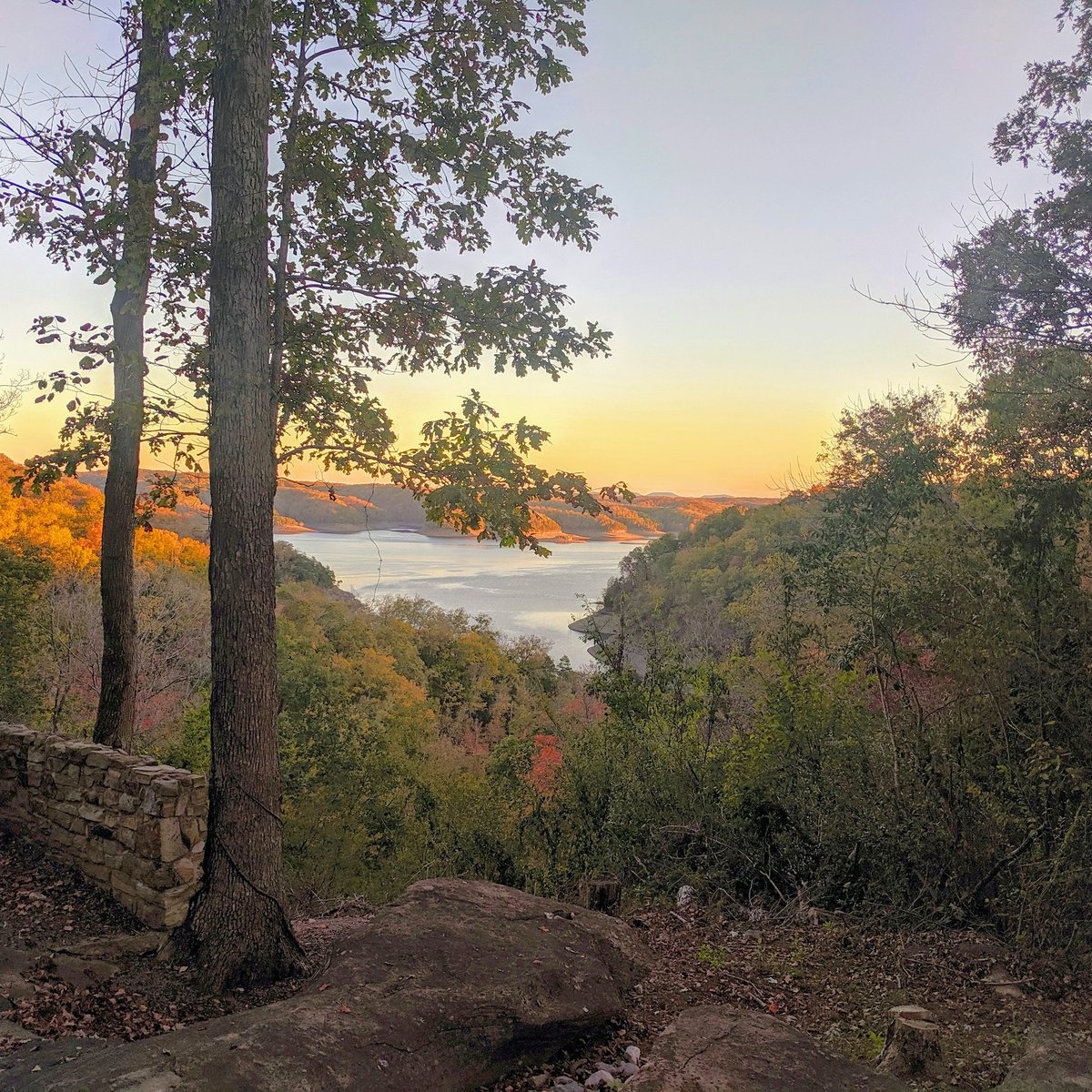 Lake_Cumberland's tweet photo. ๐ Fall How We Love You! https://t.co/u8HeVkYykz #Kentucky #WednesdayMotivation #travelky #Travel #cabins @KYStateParks #stateparks #boating #kycolorfall #kycolor ๐๐๐ฒ https://t.co/3WQQLWbgaU