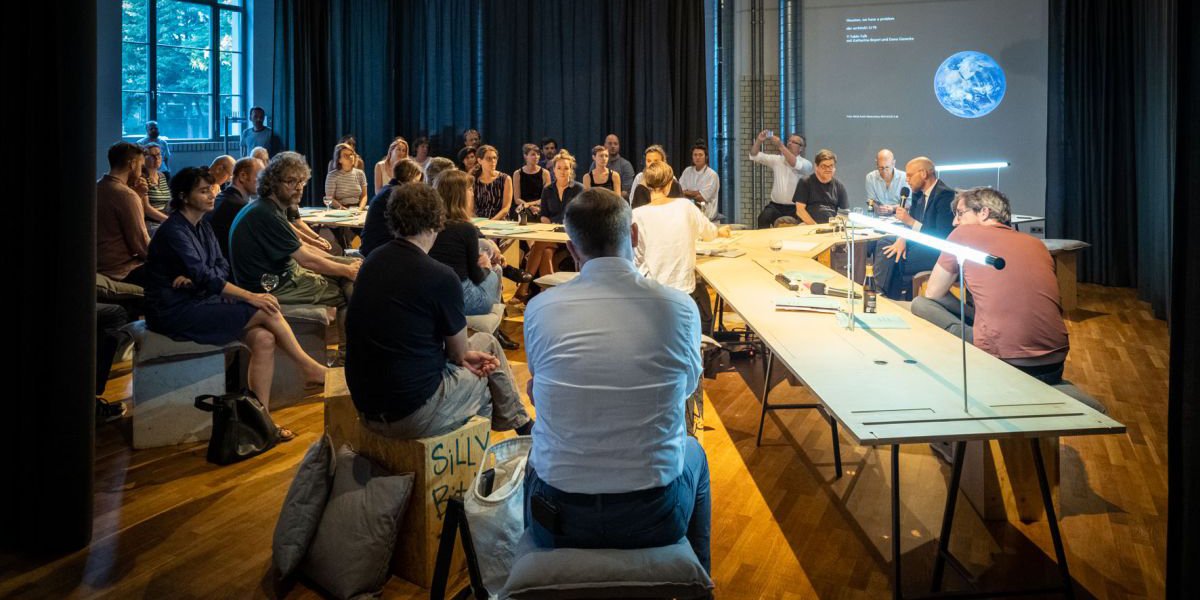 DieArchitekt's tweet photo. Heute Abend, 19 Uhr, @DAZ_Berlin: Unsere #Heftvorstellung zum Thema #Umbau mit #DonatellaFioretti (#BrunoFiorettiMarquez), #AndreaHofmann (@raumlabor) und #AndreasHild (#HildundK).
Hier eine Impression von einem vorherigen Mal: https://t.co/4TVoTseOSV