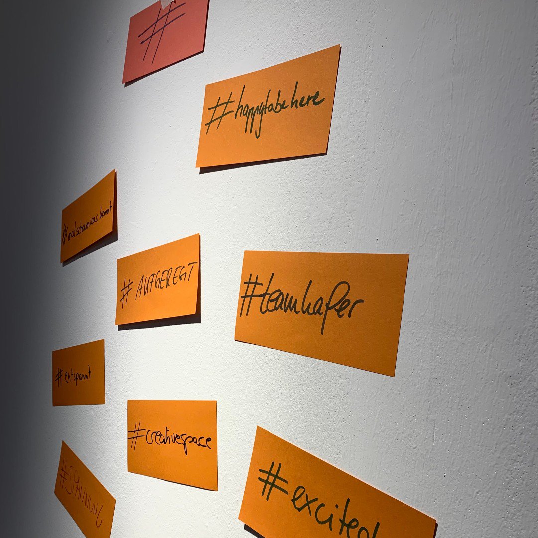 ... unser Icebreaker bei kreativen Workshop-Sessions! 🔑

Wir starten erstmal mit einer entspannten Hashtag-Runde und erfahren so die Gefühle unserer Kunden.

Was nutzt ihr als Icebreaker? 😊

#digitalapartment #digitalthoughtleaders #digital #homeandliving #business #workshop