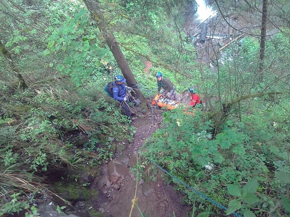 PAmaqueme's tweet photo. Padre e hija cayeron de una cascada de aproximadamente 30 metros de altura, para evitar que se hiciera daño, él la protegió y murió por tramumatismo cráneo encefálico en bosques de San Rafael https://t.co/0tUT9oivPq