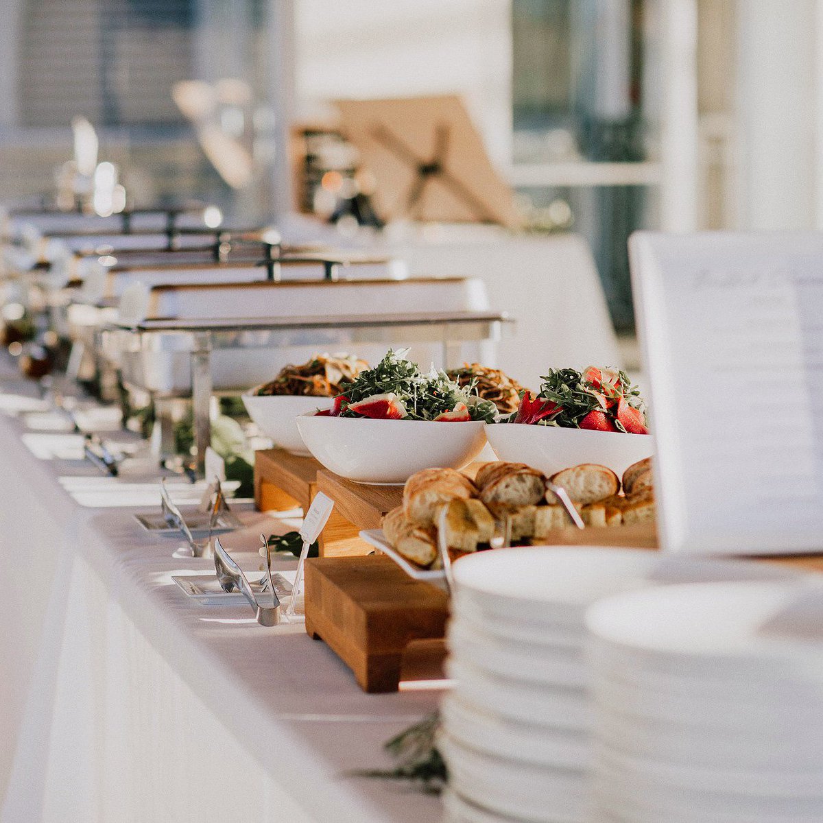This #weddingwednesday have a look at the beautiful, natural light on the dinner setup at A&amp;H’s wedding! The common element to all of our weddings is we design from a blank slate.
Photographer: @iamjohnyooweddings
Rentals: <a href="/lonsdalerentals/">Lonsdale Event Rentals</a> 
Venue: @ubcboathouse