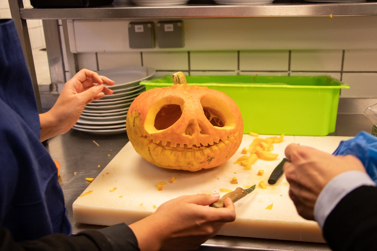 🎃Tomorrow it's #Halloween🎃

All the #teams were thrilled to show their creative skills so #GameON ! See you tomorrow to discover all their creations and pssst... We need you because you will be able to VOTE FOR YOUR FAVORITE DEPARTEMENT 😁‼️

#hotelmetropole #brussels
